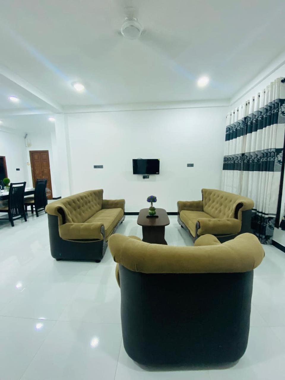 Lalitha Holiday Inn Jaffna Esterno foto