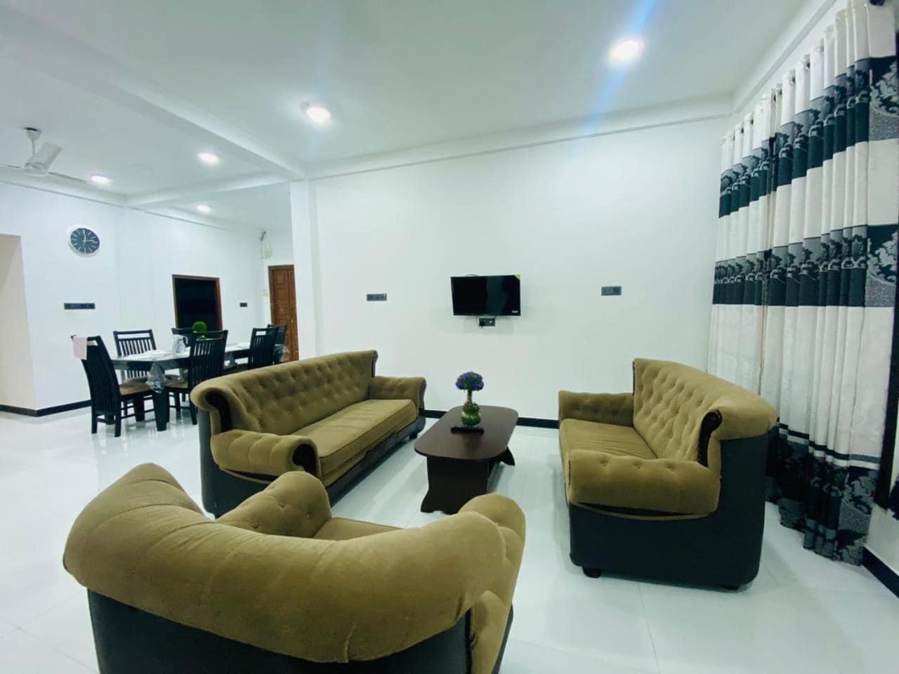 Lalitha Holiday Inn Jaffna Esterno foto
