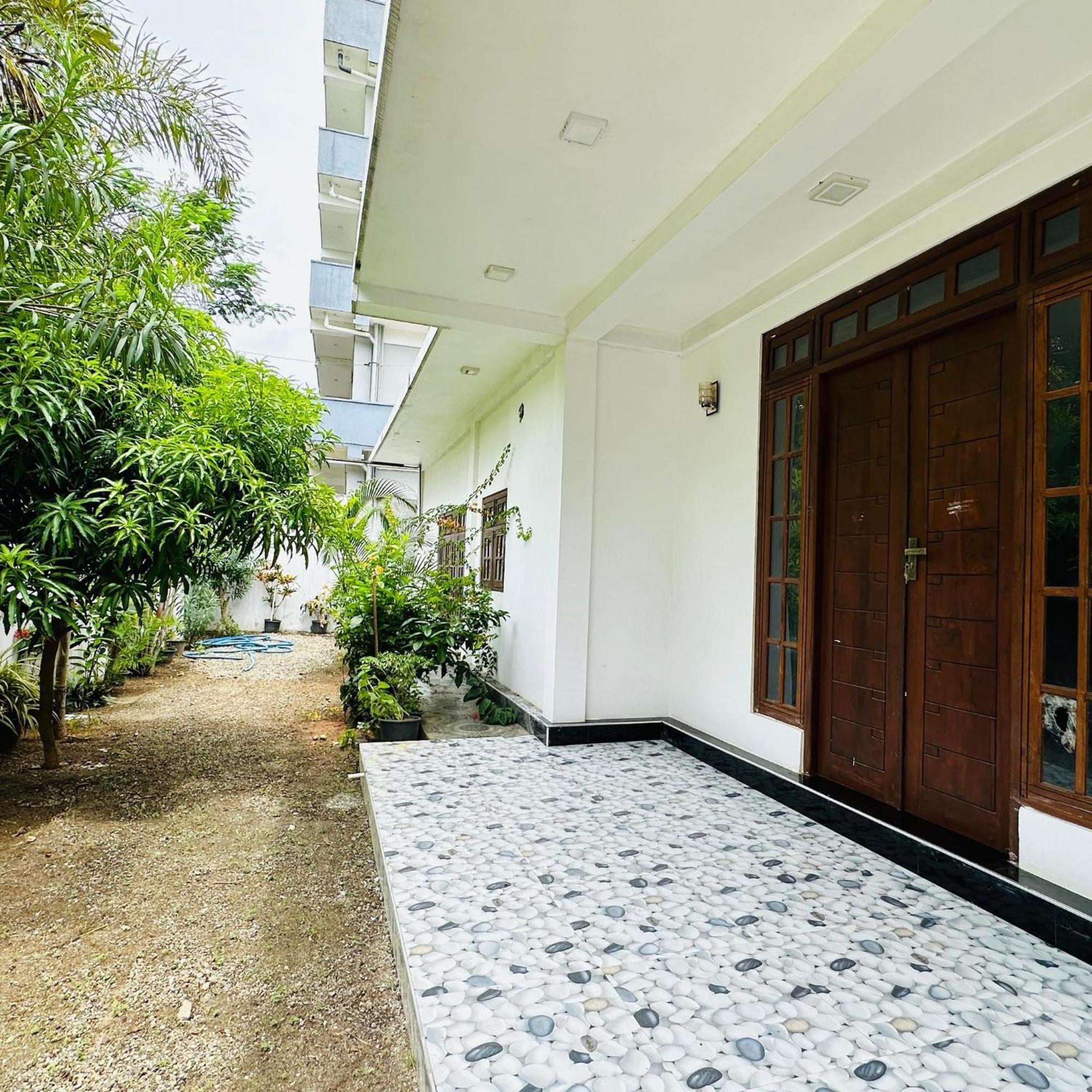 Lalitha Holiday Inn Jaffna Esterno foto